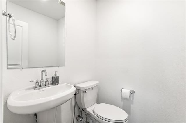 Building Photo - 2096 Creekbluff Cir