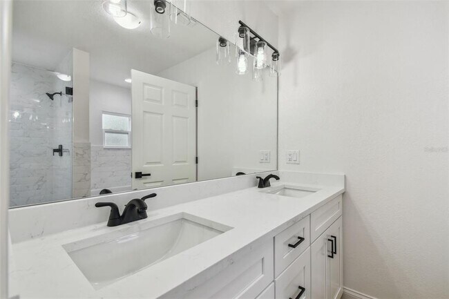 Building Photo - 4802 W Longfellow Ave