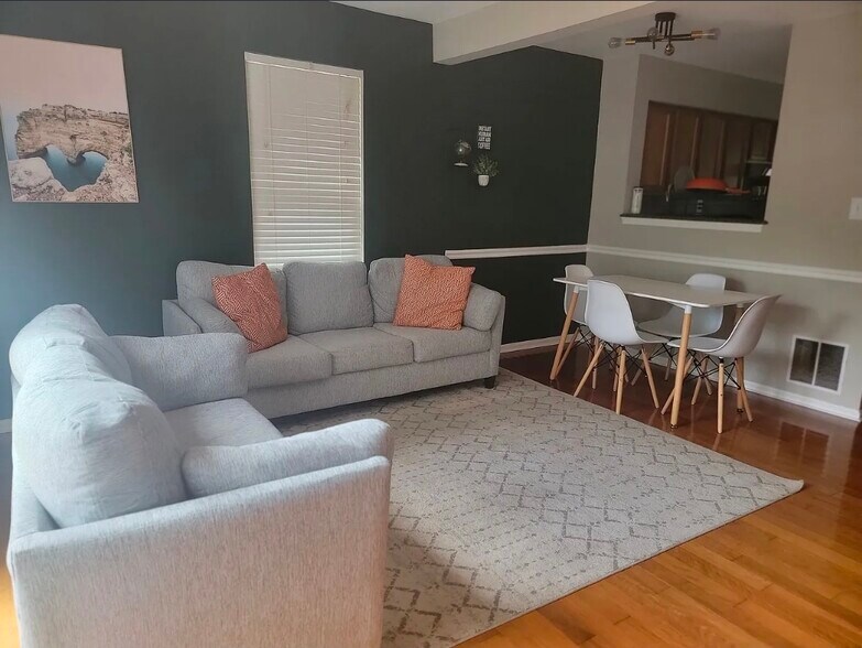 Building Photo - 3045 Shepperton Ter