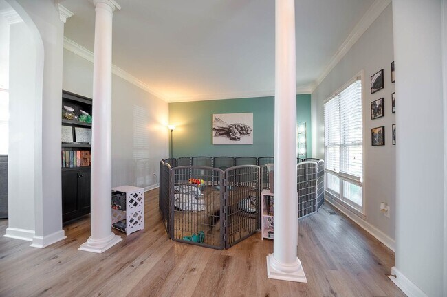 Building Photo - Spacious home situated on a fantastic cul-...