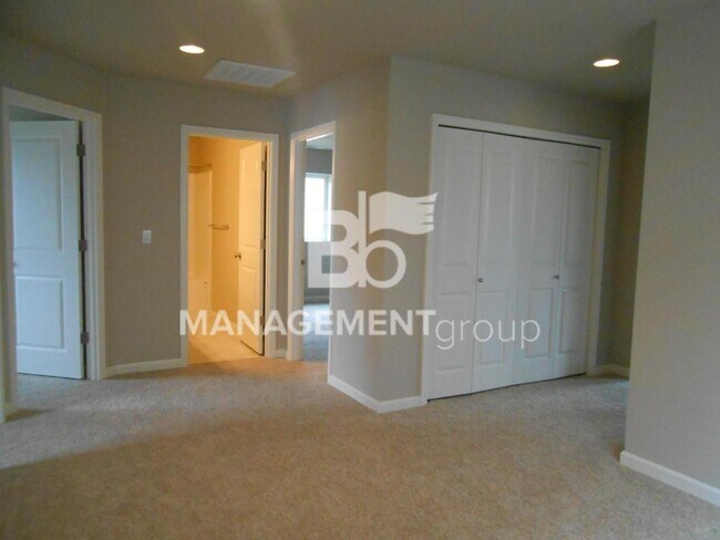 Building Photo - Newer NW Portland/Bethany Home Located In Abby Creek!