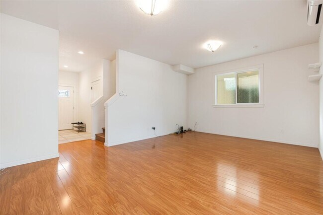 Building Photo - Charming 3 Bedroom 2.5 Bath Condo Available Now!