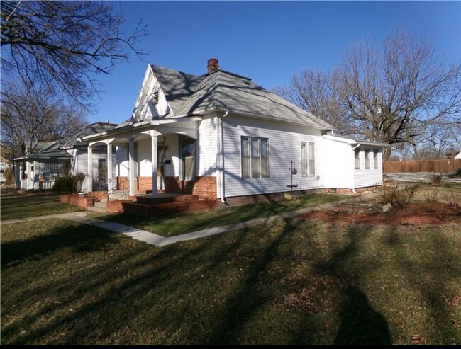 Building Photo - Beautiful 2 bed/1 bath bungalow for rent