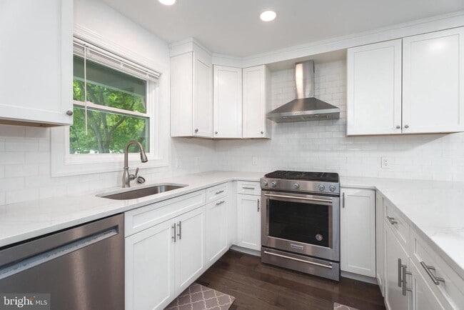 Building Photo - 211 Ross Stevenson Cir