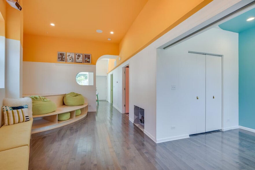 Building Photo - 3247 S Oakley Ave