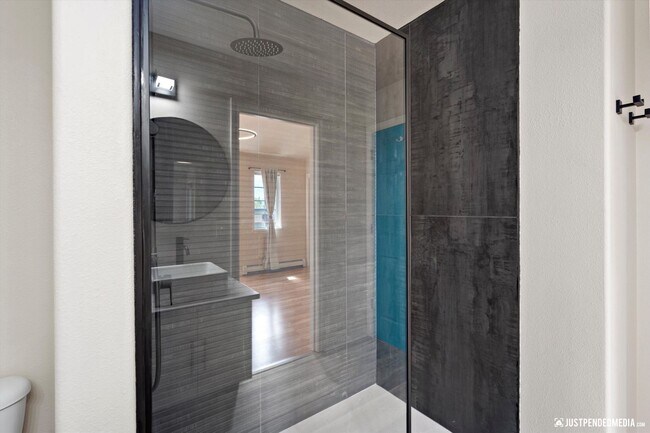 Building Photo - Modern & Stylish Townhome!
