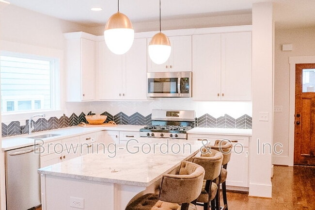 Building Photo - 2156 Byrum Ave