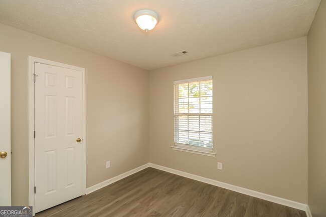 Building Photo - 7 Mineral Springs Ct