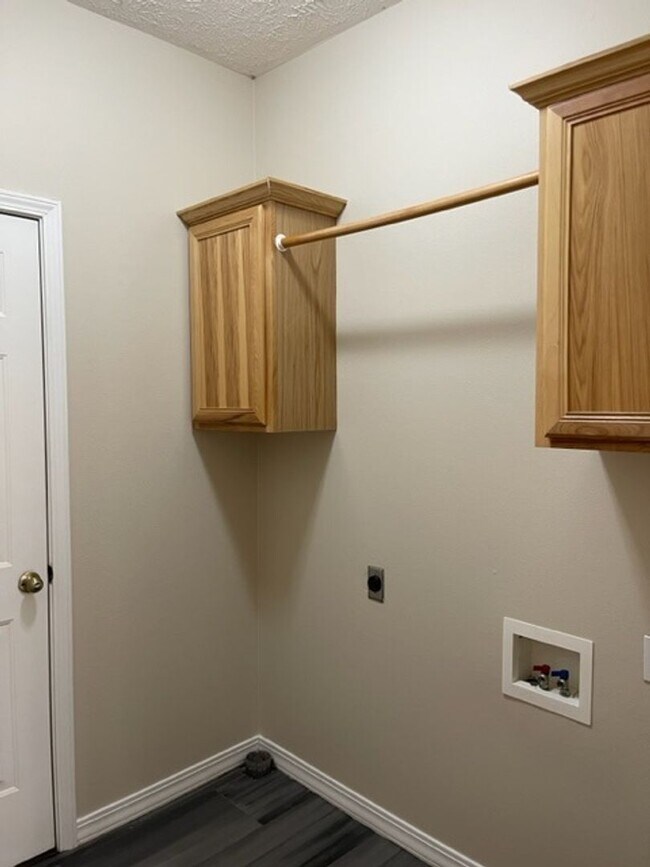 Building Photo - PRE-LEASING - 3 Bedroom in East Republic