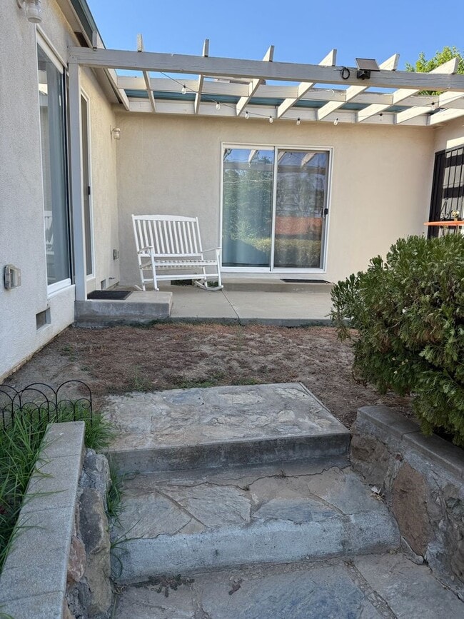 Building Photo - Spacious 3 bed 2 bathroom with 2 car garage