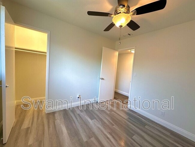 Building Photo - 25532 1/4 Oak St.