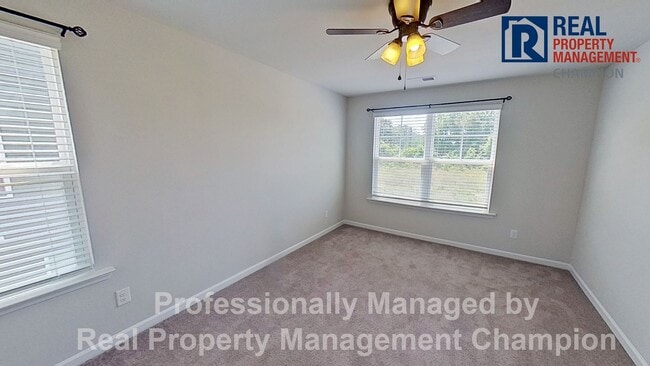 Building Photo - Beautiful and Spacious End Unit Townhouse