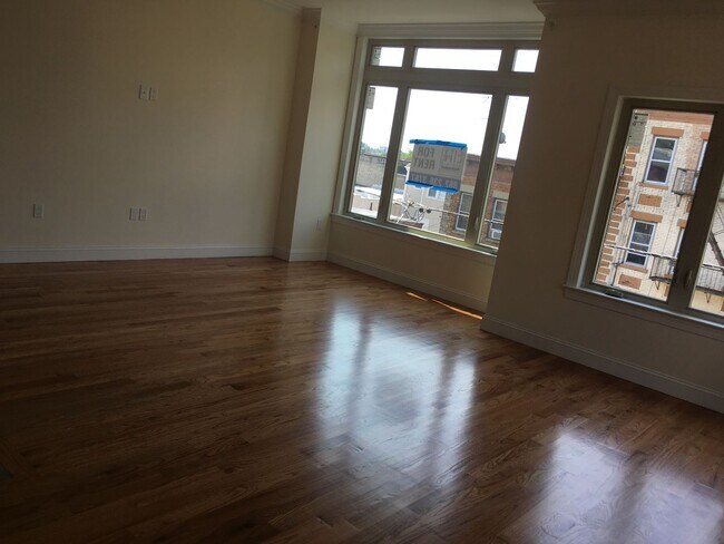 Building Photo - 194 Parkhurst St