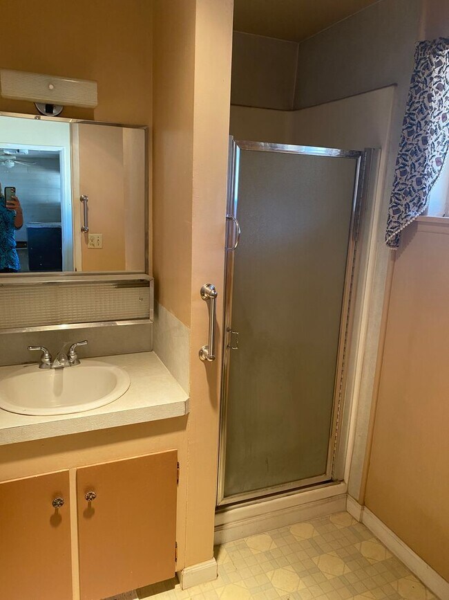 Building Photo - Large 3 bedroom 3 bath home