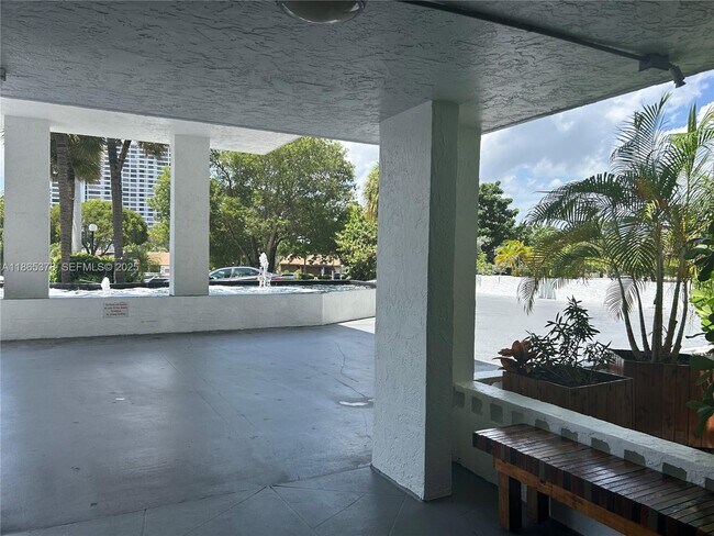 Building Photo - 400 Leslie Dr