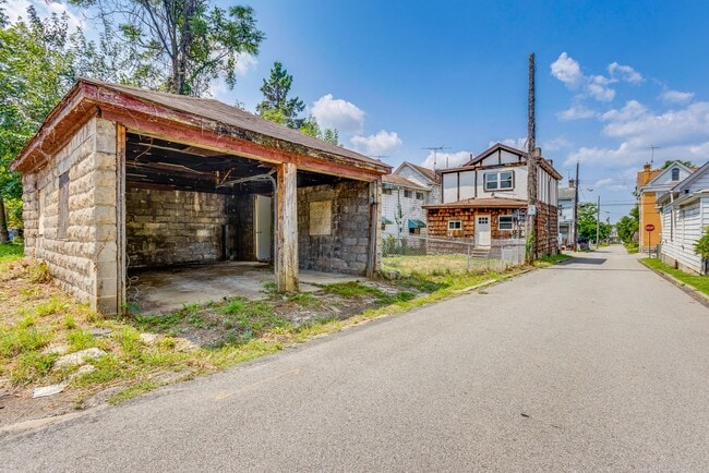 Building Photo - AVAILABLE August 2026 - Beautiful 2+ Bedroom Home w/ Updates Throughout!