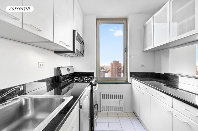 Building Photo - 200 E 89th St