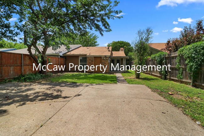 Building Photo - Coming Soon! Fantastic 2/1 Duplex in Mesqu...