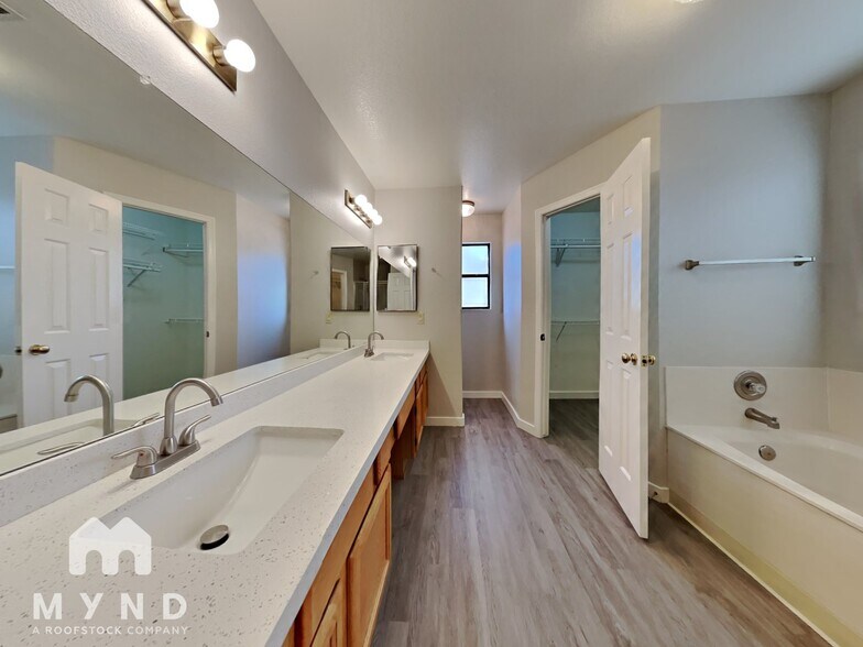 Building Photo - 634 N Quartz St