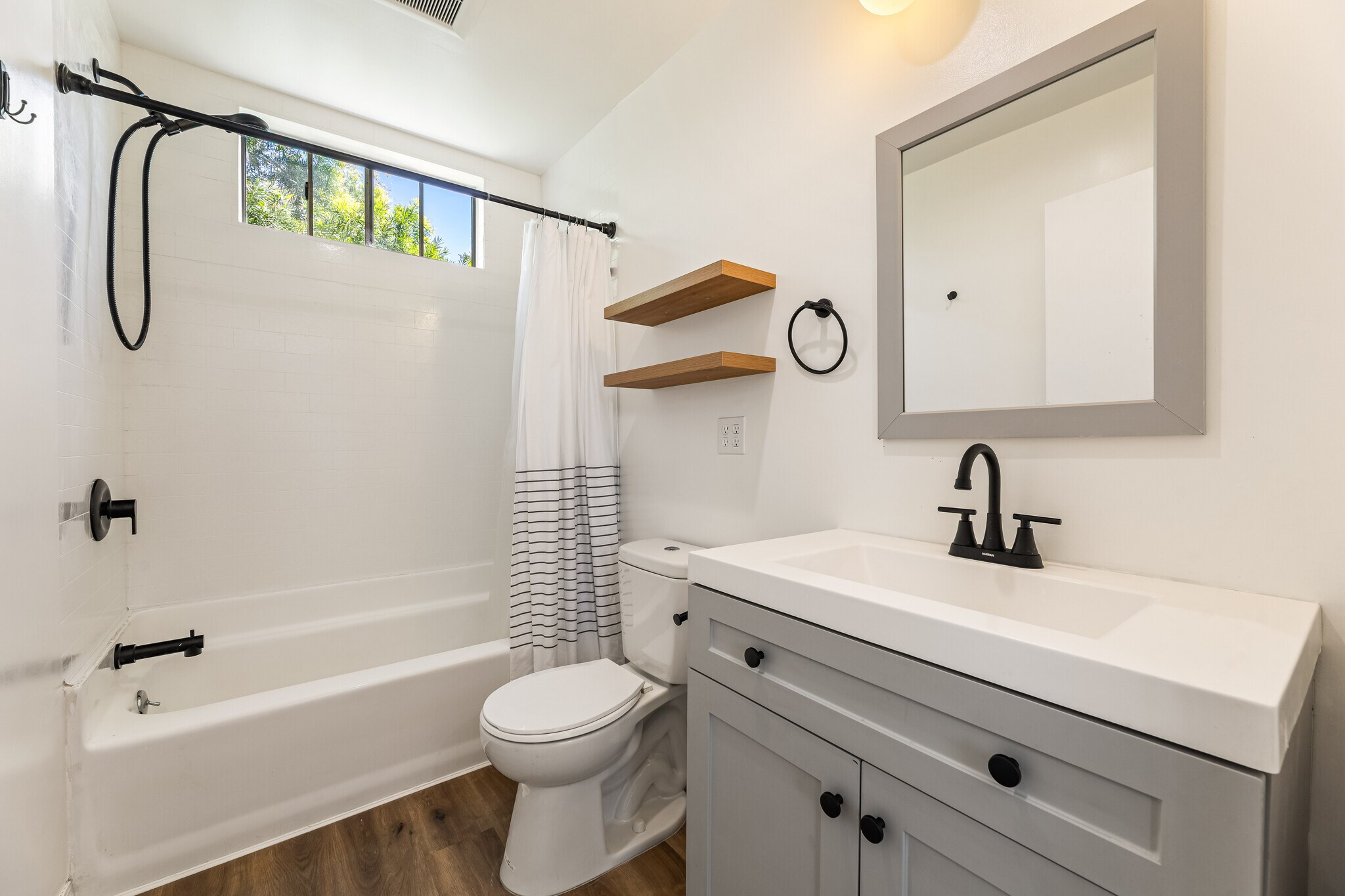 Building Photo - 801 S Burnside Ave