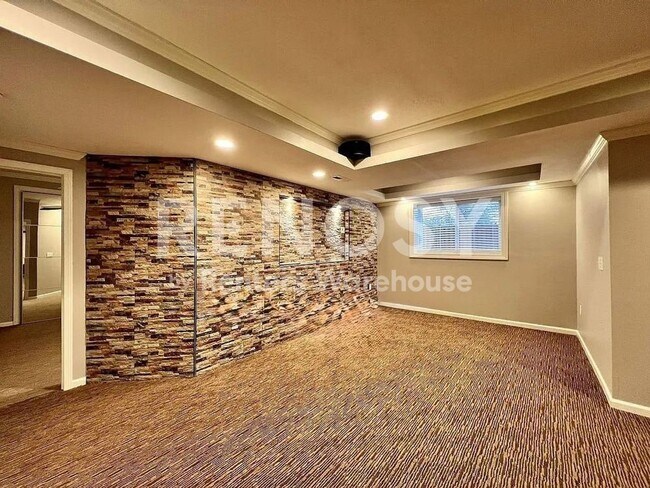 Building Photo - 5 Bedroom Home in Overland Park