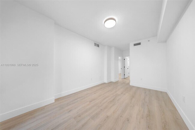 Building Photo - 170 SE 14th St