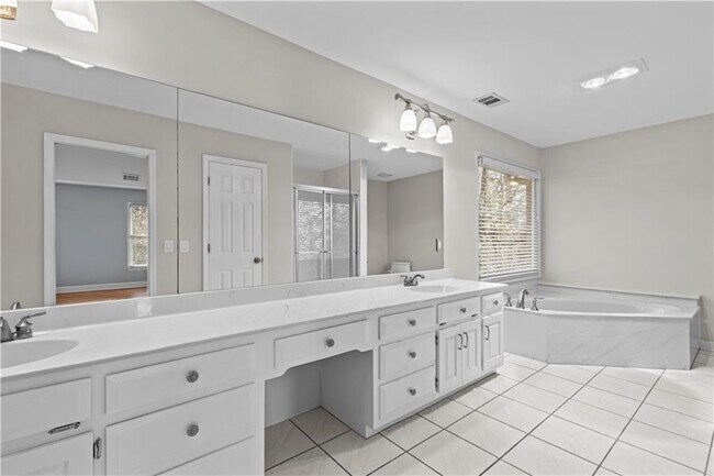 Building Photo - 3460 Goldenrod Dr