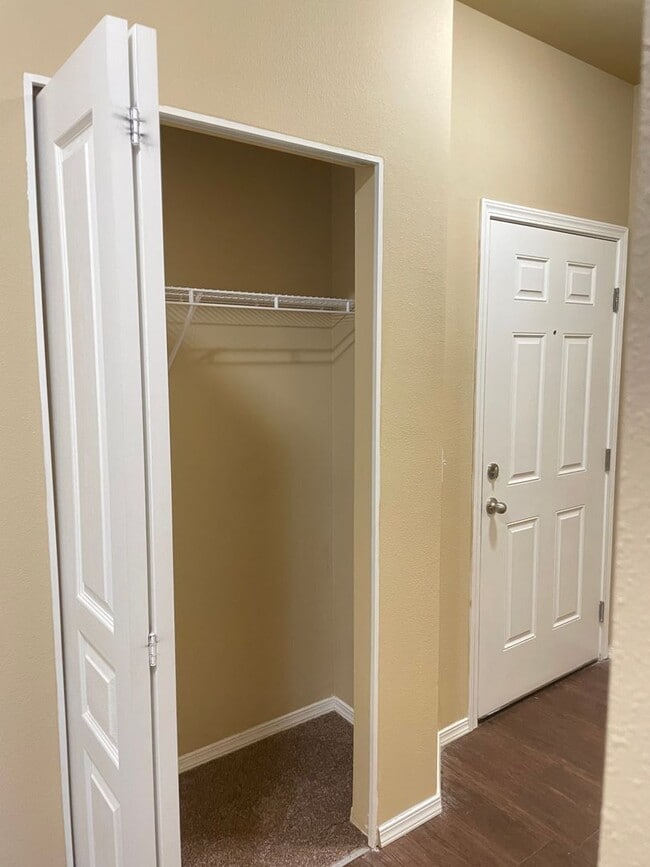 Building Photo - BEAUTIFUL 2 BEDROOM TOWNHOME IN SOUTH SALEM HILLS!