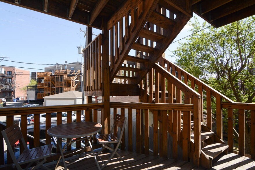 Building Photo - 1332 N Wolcott Ave