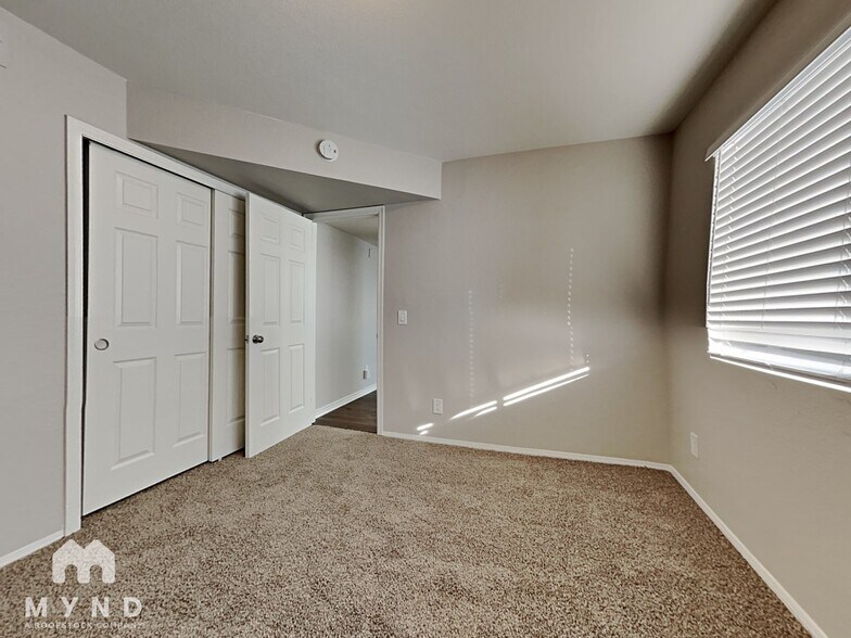 Building Photo - 413 W Renee Dr