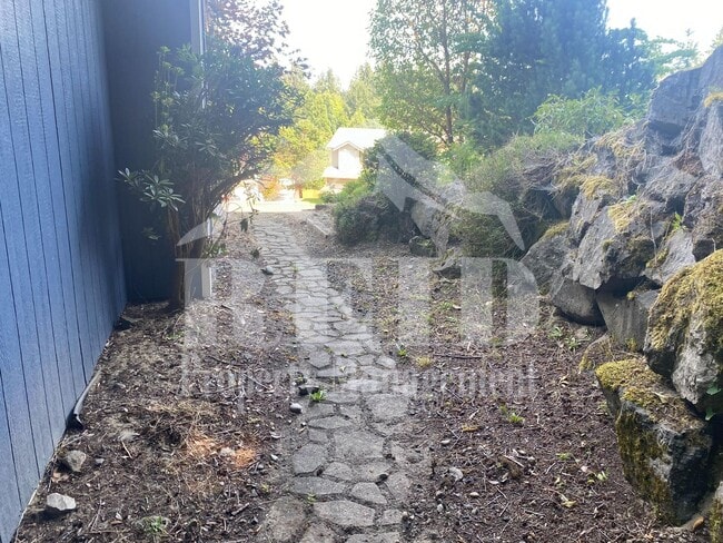 Building Photo - Ridgetop / Island Lake home located in a cul-de-sac