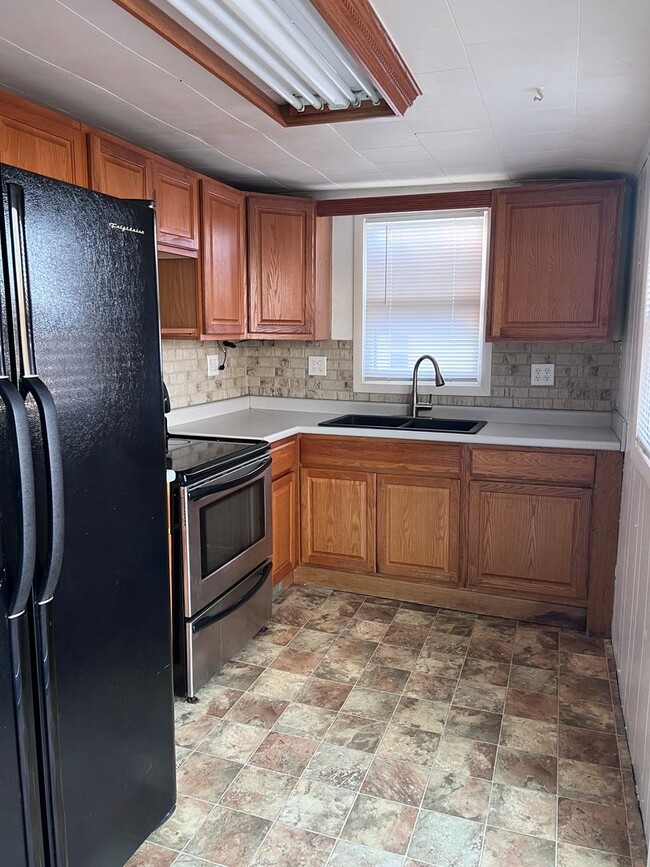 Building Photo - Nice-sized 2-bedroom 1-bath home with a large back yard.