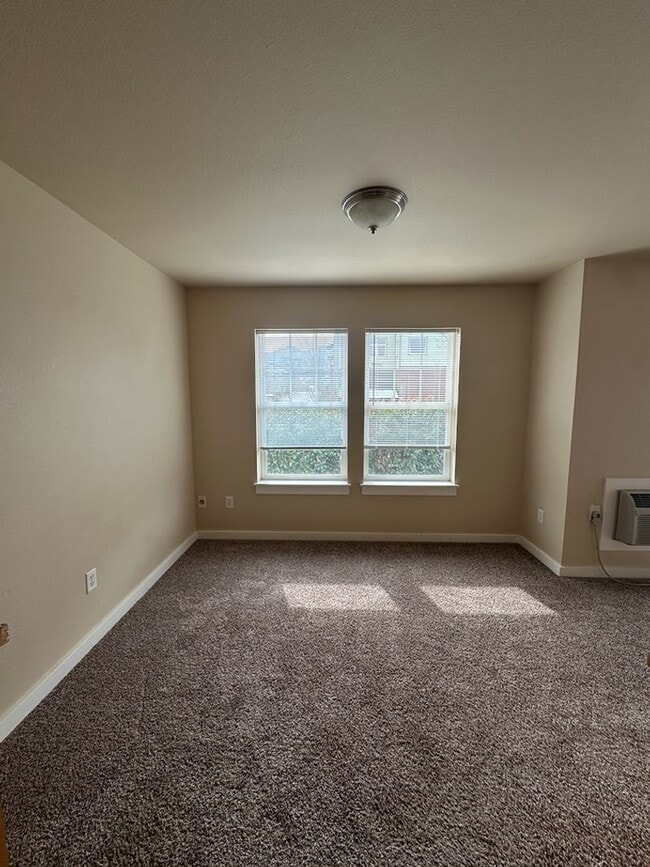 Building Photo - 2 Bedroom 2 Bath Townhouse in Ashland