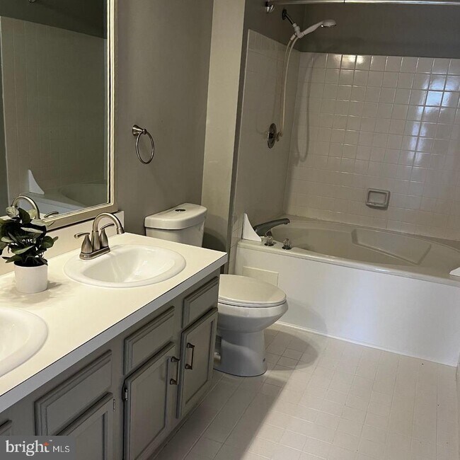 Building Photo - 201 Williamsburg Ct