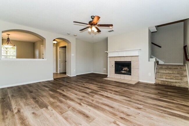 Building Photo - 1112 Hampton Dr