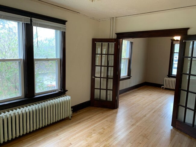 Building Photo - AVAILABLE JUNE 2025 - Great 4 Bed, 1 Bath in East Duluth!