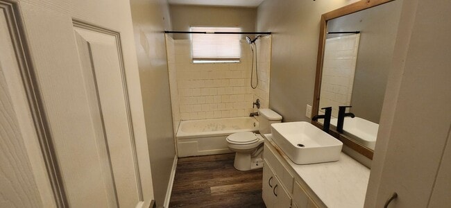 Building Photo - 3 Bedroom Home North Columbus