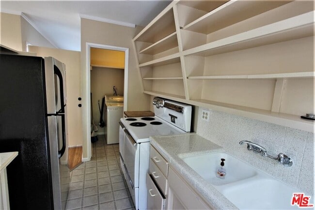 Building Photo - 380 Pershing Dr