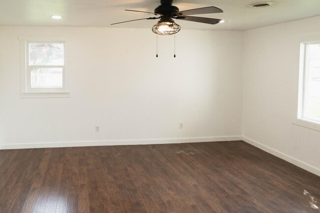 Building Photo - 1117 N Midland Blvd