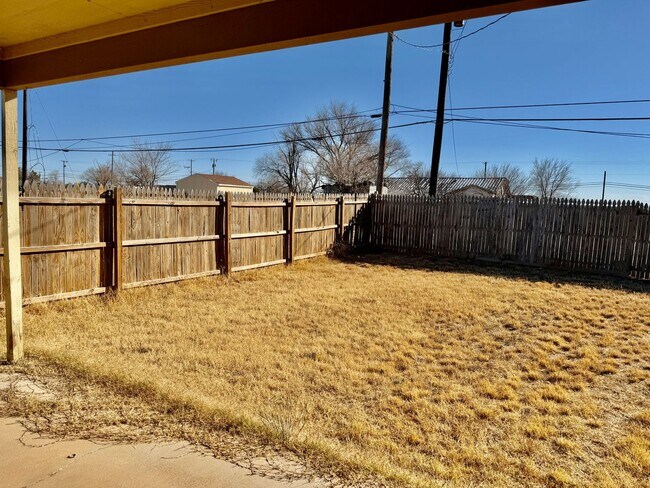 Building Photo - Newer Build 3/2/1 on Quiet Street!