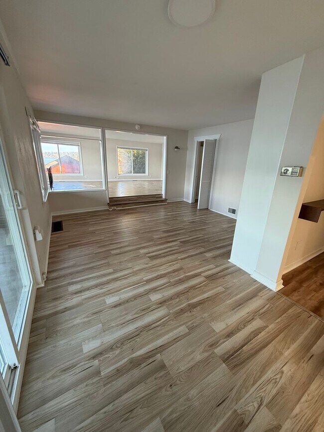 Building Photo - Unit with gorgeous water view in Bremerton.