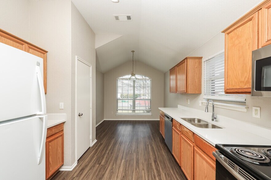 Building Photo - 1011 Caliente Dr