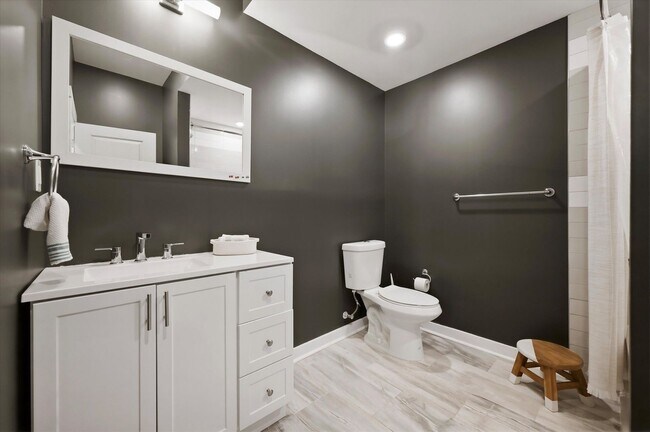 Building Photo - Detached Luxury 4BR/3B Retreat with Skyline Rooftop Deck, Wet Bars, Driveway & Massive Yard