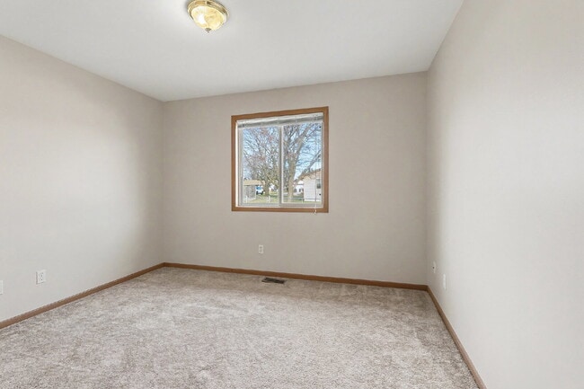 Building Photo - 2 bedroom Duplex - $1250/Month