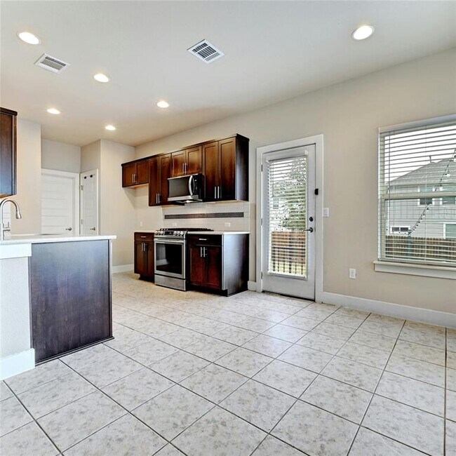 Building Photo - 8300 Brahma Dr