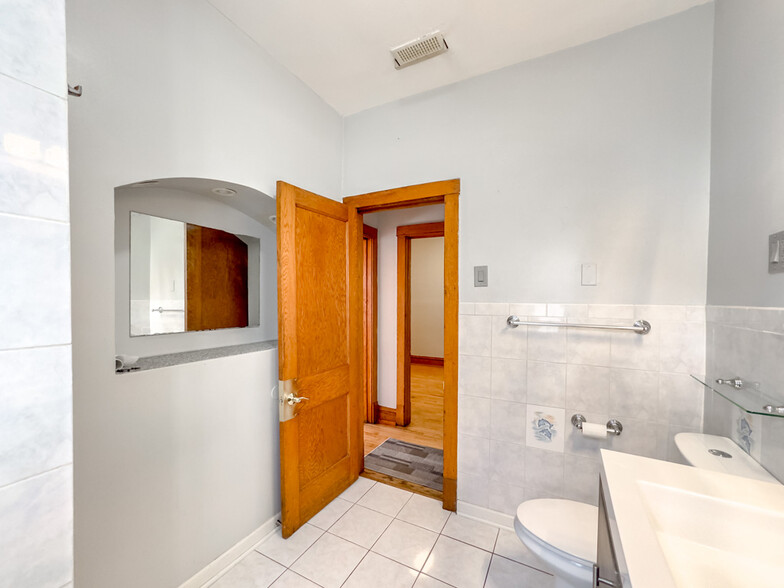 Building Photo - 4322 W Kamerling Ave