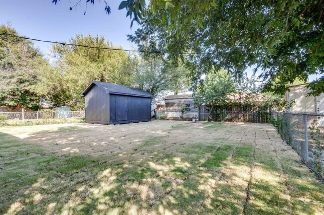 Building Photo - 2725 Texoma Dr