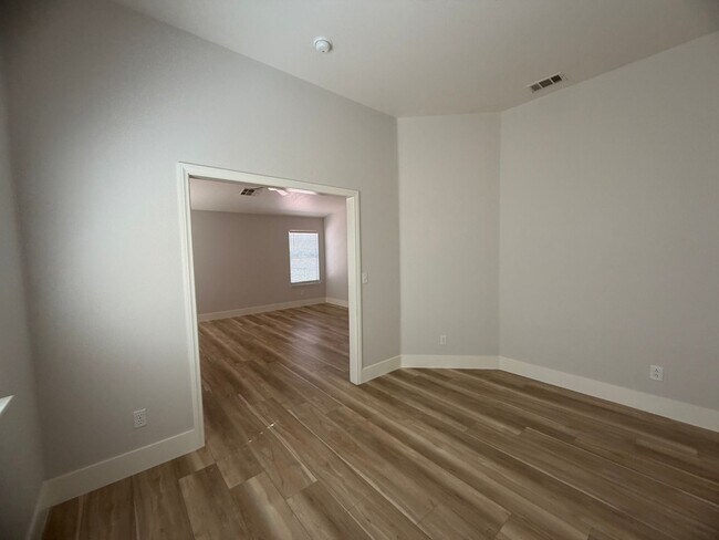 Building Photo - BEAUTIFULLY UPGRADED SINGLE FAMILY HOME - 3 BEDROOM, CORNER LOT WITH VAULTED CEILINGS