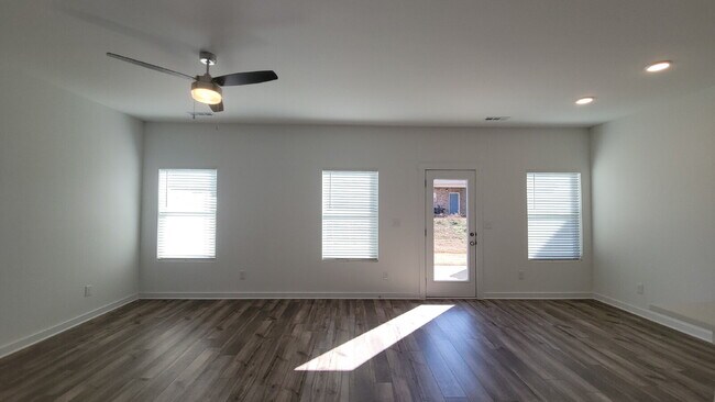 Building Photo - "Charming Newly built 3-Bed Townhouse Retreat with Granite Elegance in Prime Huntsville Location!"