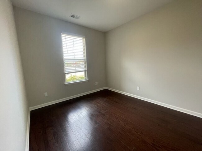 Building Photo - College Crossing beautiful home!